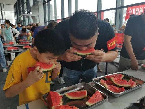 农村围观吃瓜群众,吃瓜群众的欢乐时光