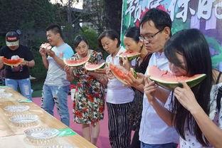 农村围观吃瓜群众,吃瓜群众的欢乐时光