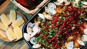 河南男生寝室吃瓜,一场别开生面的宿舍生活秀