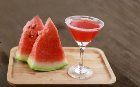 河南男生寝室吃瓜,一场别开生面的宿舍生活秀