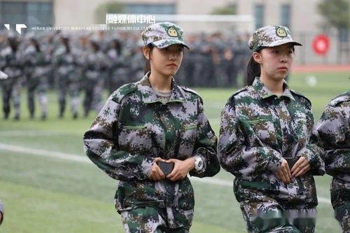 女孩军训表演吃瓜,萌态十足引网友热议