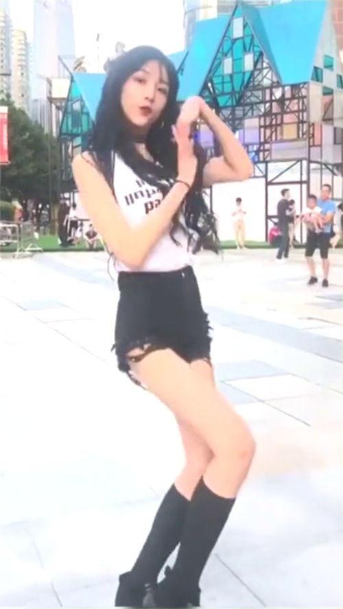 女装男网红吃瓜,揭秘网络红人的真实生活