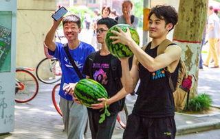 云南昆明高校吃瓜,一场别开生面的“吃瓜”盛宴