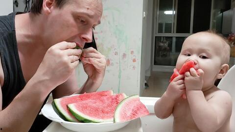 父亲带儿子吃瓜,温馨瞬间记录父子共享美食时光