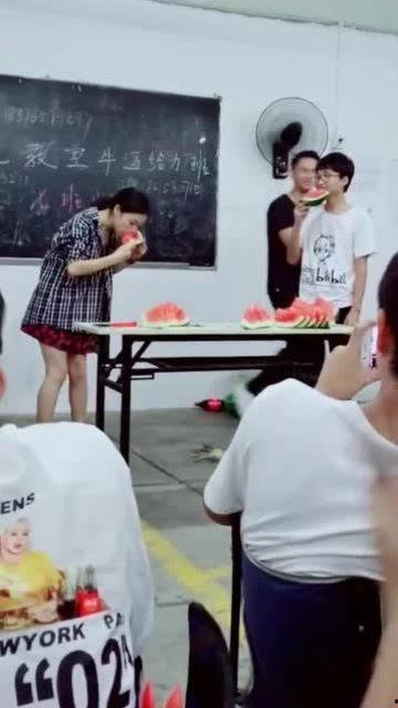 在教室吃瓜比赛,一场别开生面的吃瓜大赛